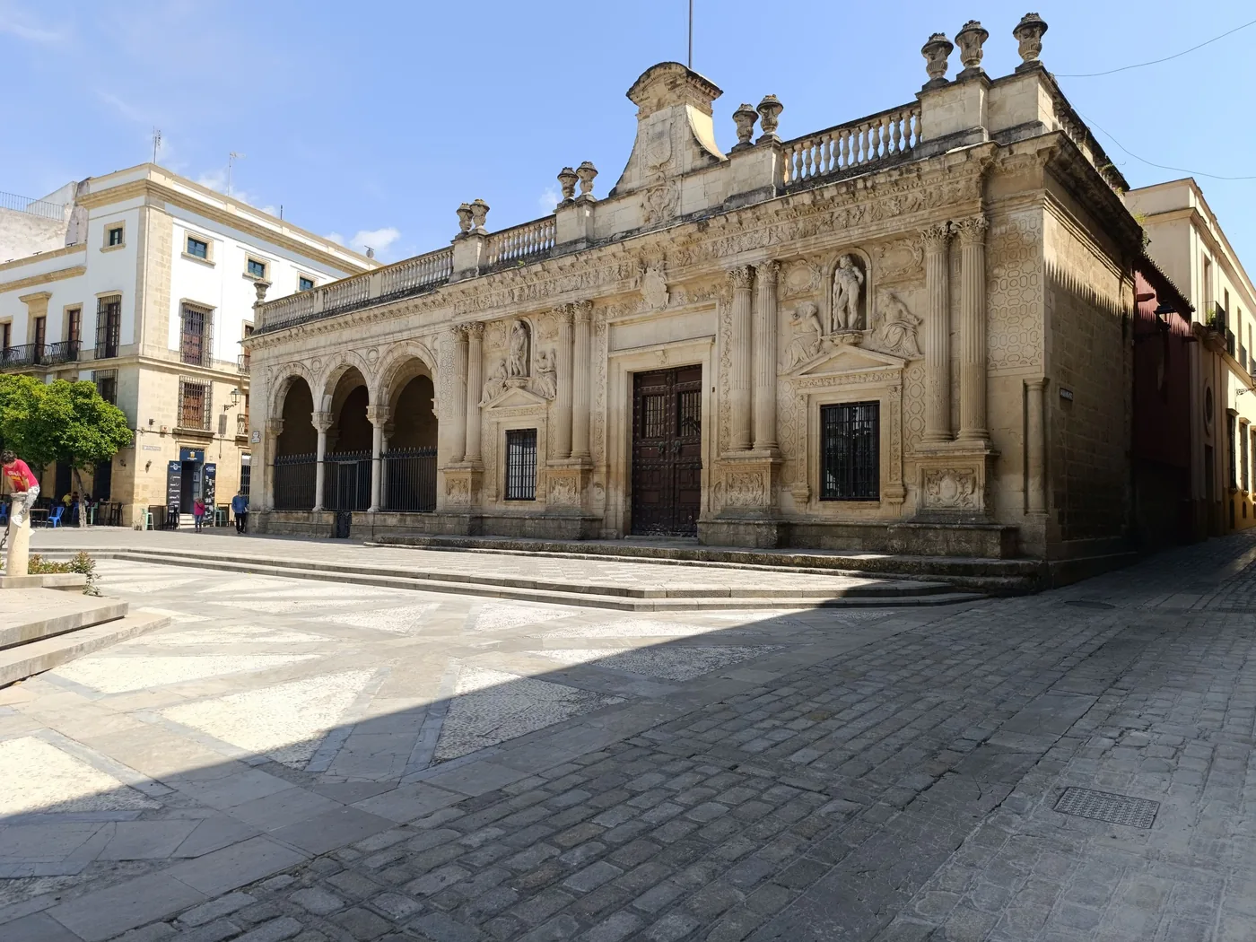 Historické ulice Jerez de la Frontera poblíž Královské andaluské školy